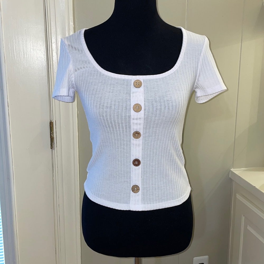 RILEY & JAMES white crop top. Wooden decorative buttons down front. Size small.